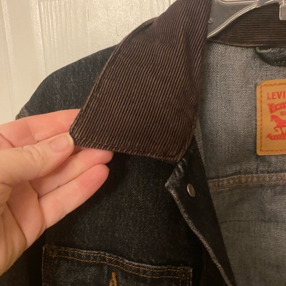 Levi's Dark Y2K  Trucker Jacket with Brown Collar and Custom Patches - Picture 6 of 8